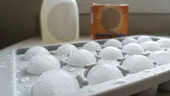 重曹と食器用洗剤で作った冷凍ボールを使えば、どんな水回りもピカピカに