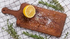 まな板を清潔で良い香りに保つ方法：キッチンにある身近な材料でできる方法。